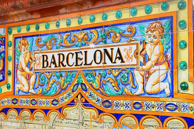 Tiled wall with two cherubs holding up a plaque with "Barcelona" on it