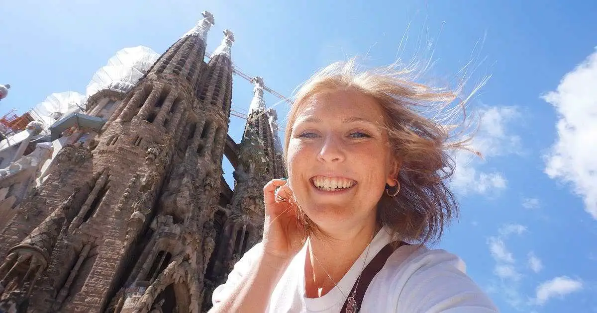Mel taking a selfie outside Sagrada Familiea