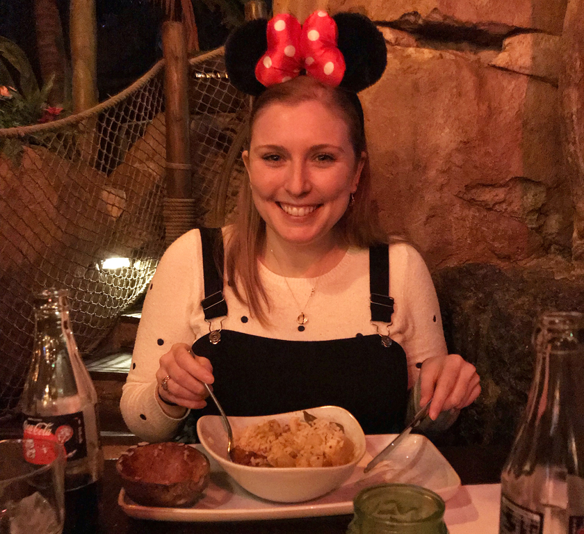 dinner option, mel eating inside captain jacks restaurant des pirates, adventure land, vegetable curry with plantain banana and captain's rice, how to eat vegan at disneyland paris