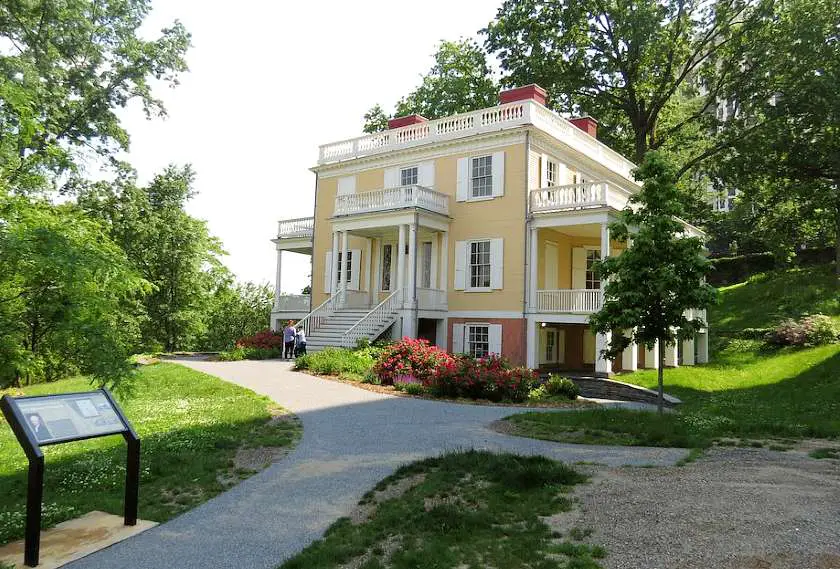 Home of U.S. Founding Father Alexander Hamilton in New York - a yellow house amongst greenery