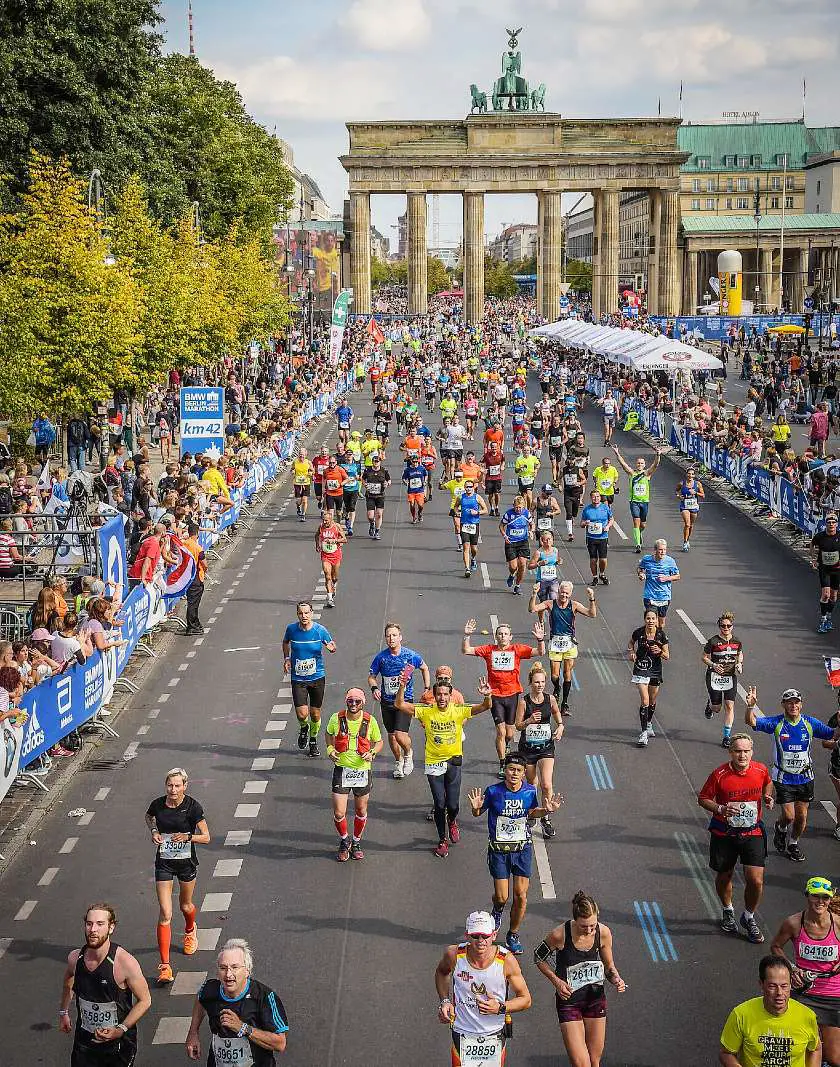Runners passing through the Brandenburg gate in Berlin Marathon