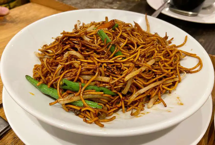 Stir-fried thin noodles in soy sauce