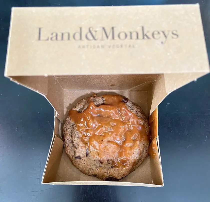 Large cookie with caramel sauce in a Land and Monkeys bakery box in Paris