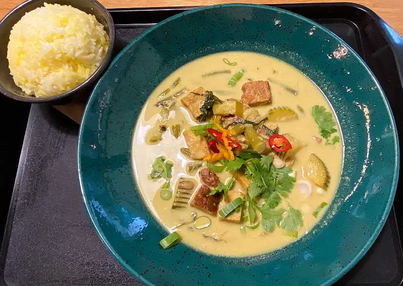 Green Thai curry with seitan and an extra bowl of rice at Forky's Brno