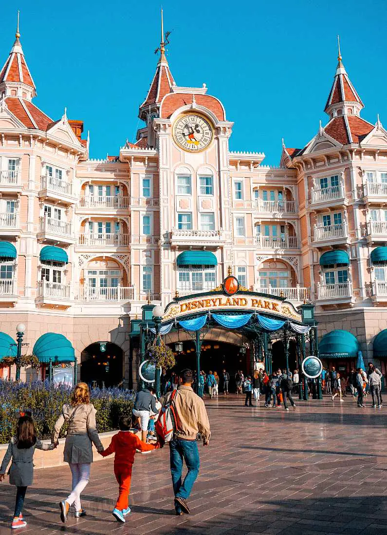 20 random (yet awesome!) facts about Disneyland Paris - Footsteps on the  Globe
