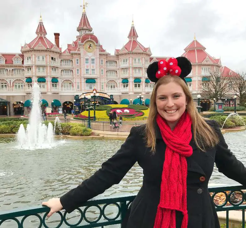Mel in front of the fountain at Disneyland Hotel at the entrance to Disneyland Paris 